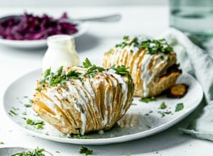 SPAR Mahlzeit Hasselback-Sellerie mit Jogurt-Dip und Rotkrautsalat