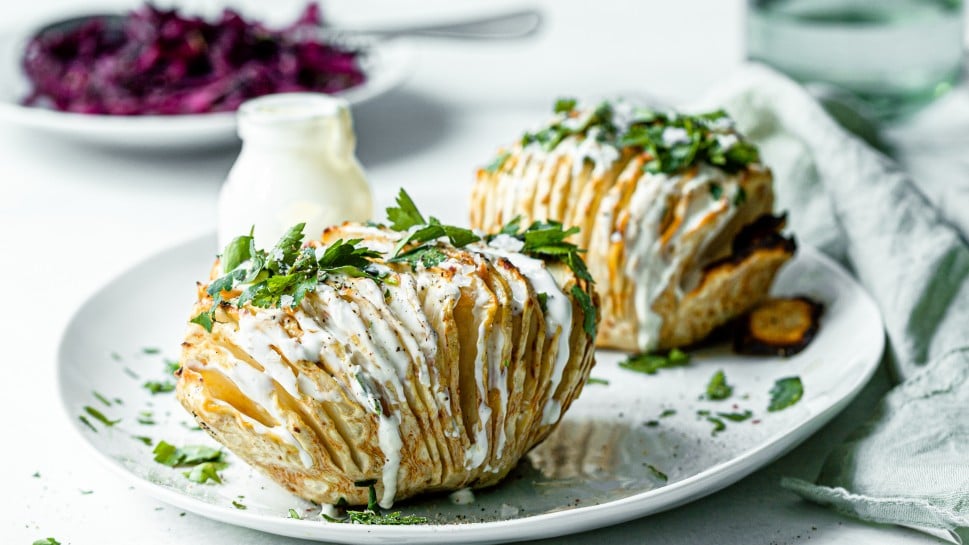 SPAR Mahlzeit Hasselback-Sellerie mit Jogurt-Dip und Rotkrautsalat