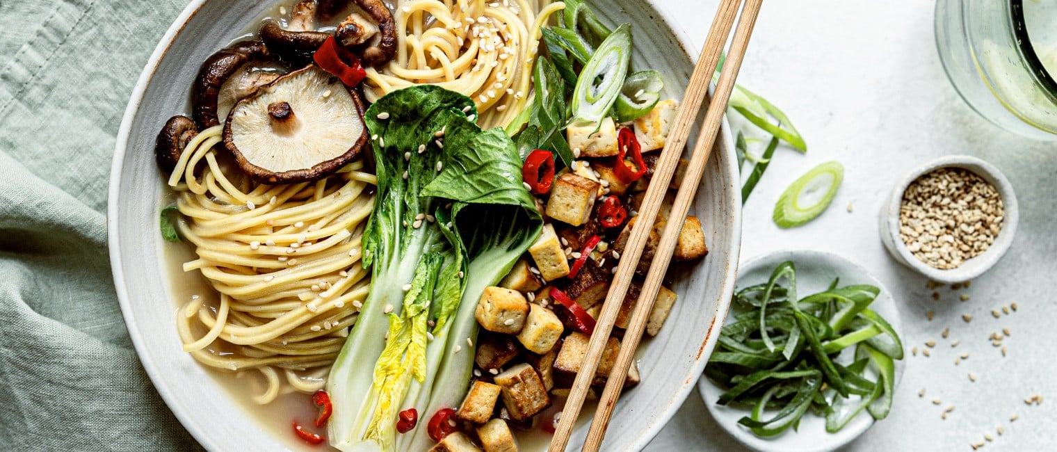 Veggie-Ramen mit Bio-Tofu, Pak Choi und Pilzen