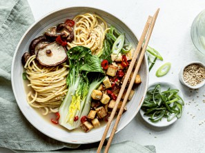 SPAR Mahlzeit Veggie-Ramen mit Bio-Tofu, Pak Choi und Pilzen