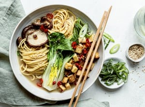 Veggie-Ramen mit Bio-Tofu, Pak Choi und Pilzen