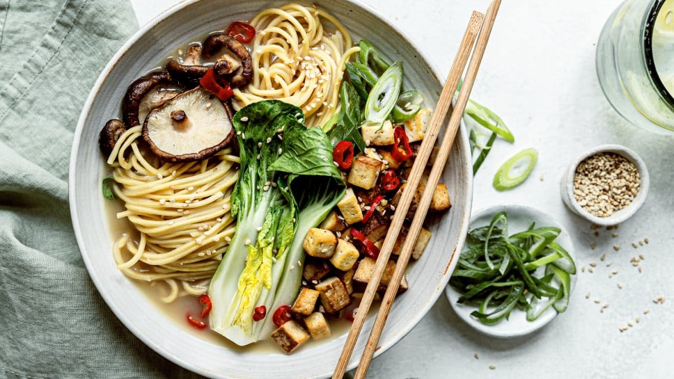Veggie-Ramen mit Bio-Tofu, Pak Choi und Pilzen