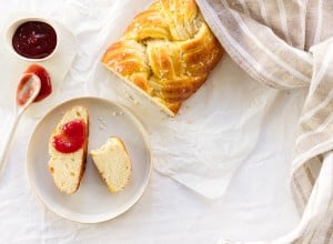 angeschnittener Brioche-Striezel