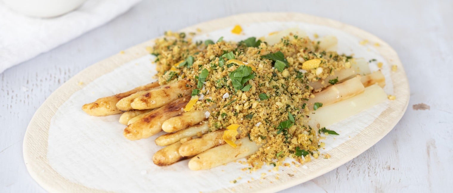 SPAR Mahlzeit Gegrillter weisser Spargel mit Zitronen-Sesam-Crumble