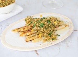 Gegrillter weisser Spargel mit Zitronen-Sesam-Crumble