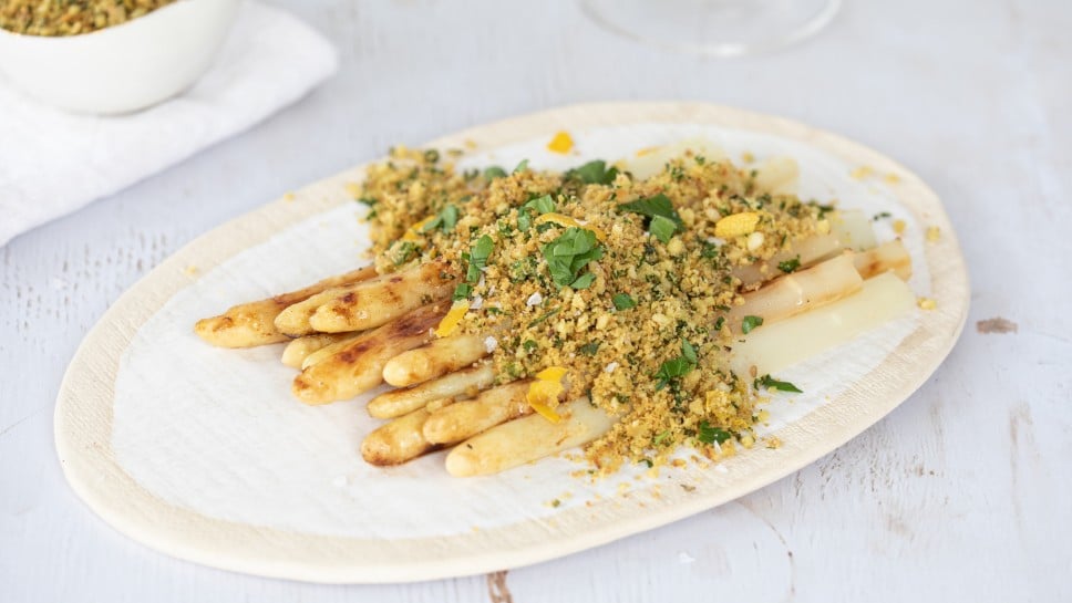 SPAR Mahlzeit Gegrillter weisser Spargel mit Zitronen-Sesam-Crumble