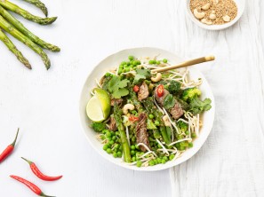 SPAR Mahlzeit Wok-Pfanne mit grünem Spargel und Rindsfiletstreifen