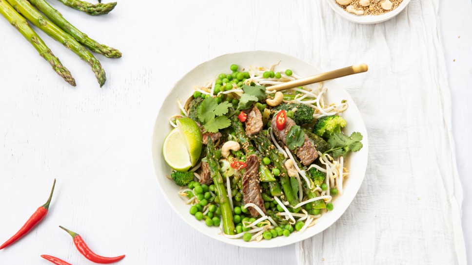 SPAR Mahlzeit Wok-Pfanne mit grünem Spargel und Rindsfiletstreifen