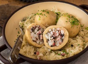 Speck-Knödel mit Sauerkraut