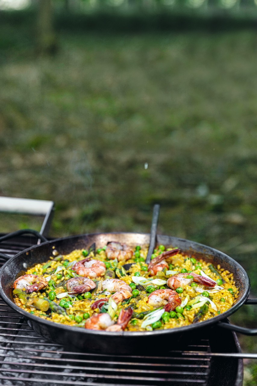 Paella mit Garnelen, Erbsen und grünem Spargel