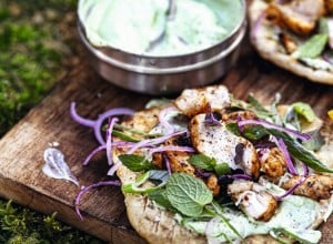 Fladen mit würzigem Hendl und Avocado-Minz-Dip