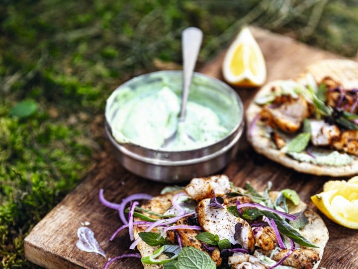 Fladen mit würzigem Hendl und Avocado-Minz-Dip