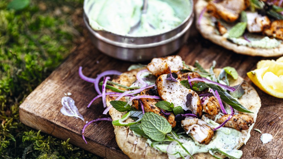 SPAR Mahlzeit Fladen mit würzigem Hendl und Avocado-Minz-Dip