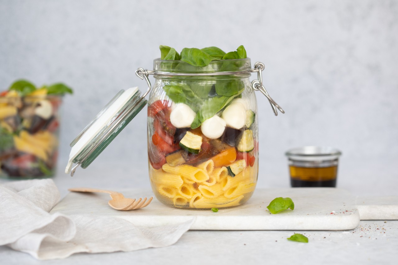 Gegrillter Ratatouille-Pasta-Salat im Weckglas
