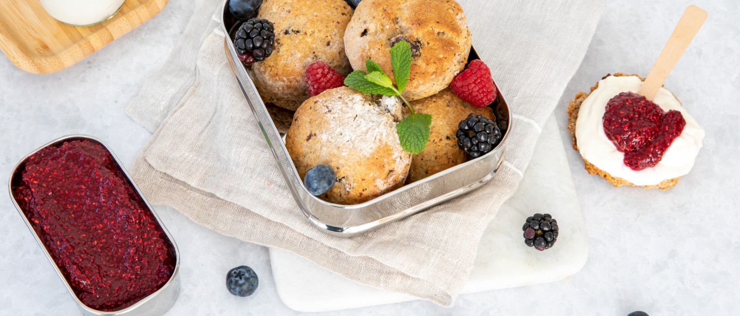 SPAR Mahlzeit Scones mit Kokos-Sahne und Himbeer-Chiasamen-Marmelade