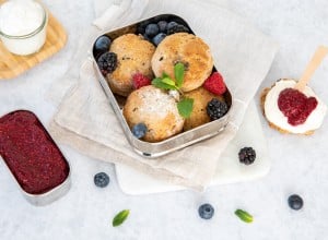 SPAR Mahlzeit Scones mit Kokos-Sahne und Himbeer-Chiasamen-Marmelade