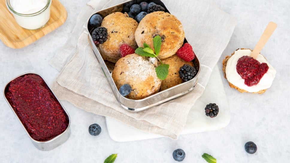 Scones mit Kokos-Sahne und Himbeer-Chiasamen-Marmelade