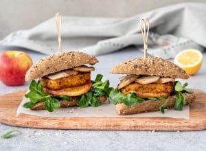 SPAR Mahlzeit Vegane Filet-Burger mit karamellisierten Apfelscheiben