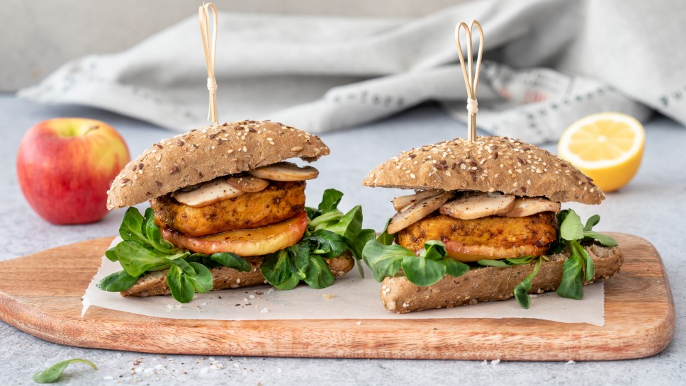 SPAR Mahlzeit Vegane Filet-Burger mit karamellisierten Apfelscheiben