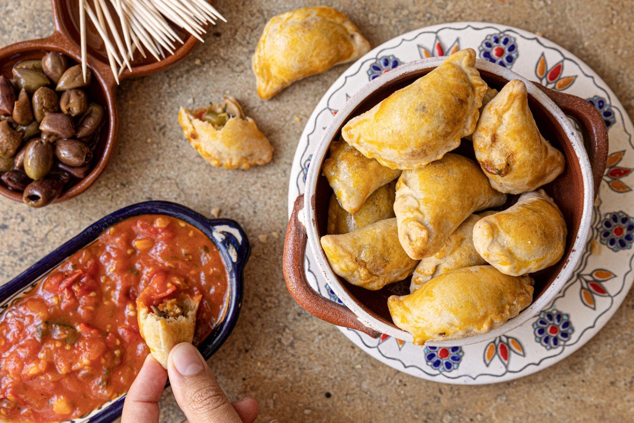 Empanadas mit Scamorza und würzigem SalsaDip