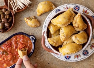 Empanadas mit Scamorza und würzigem Salsa-Dip