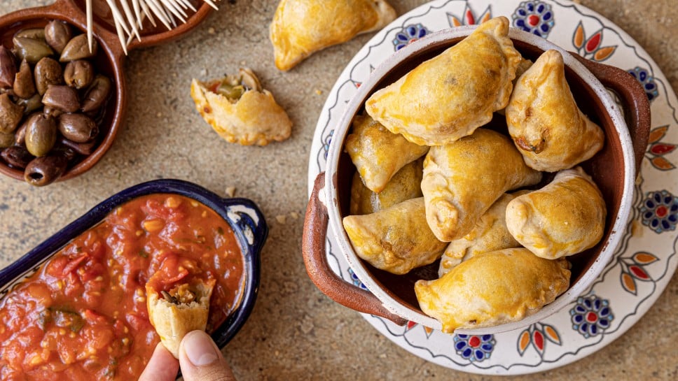 SPAR Mahlzeit Vegetarische Empanada mit Scamorza und würzigem Salsa-Dip