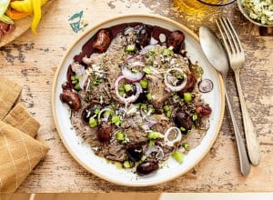 Rindfleischsalat mit Käferbohnen, roten Zwiebeln und Kernöl