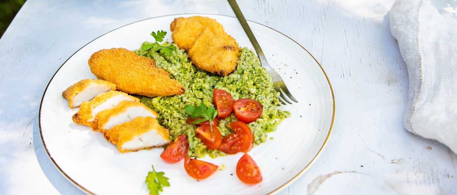 SPAR Mahlzeit Backhendl-Streifen auf Erbsenhummus und frischen Tomaten