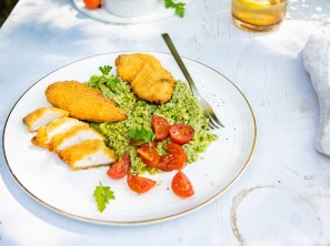 SPAR Mahlzeit Backhendl-Streifen auf Erbsenhummus und frischen Tomaten