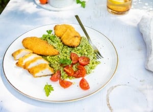 SPAR Mahlzeit Backhendl-Streifen auf Erbsenhummus und frischen Tomaten