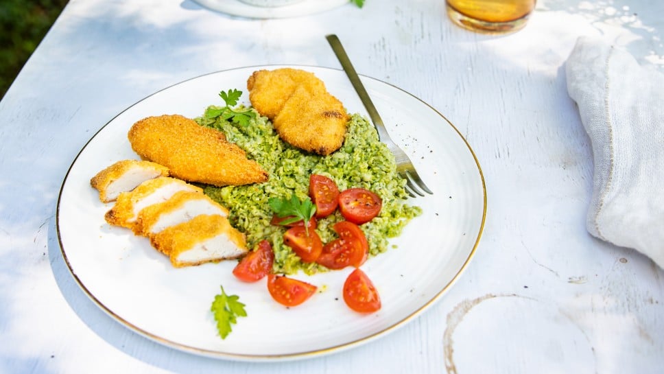 SPAR Mahlzeit Backhendl-Streifen auf Erbsenhummus und frischen Tomaten
