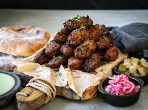SPAR Mahlzeit! Käferbohnen-Falafel mit Kernöl-Jogurt-Sauce
