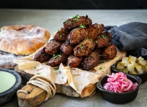 Käferbohnen-Falafel mit Kernöl-Jogurt-Sauce
