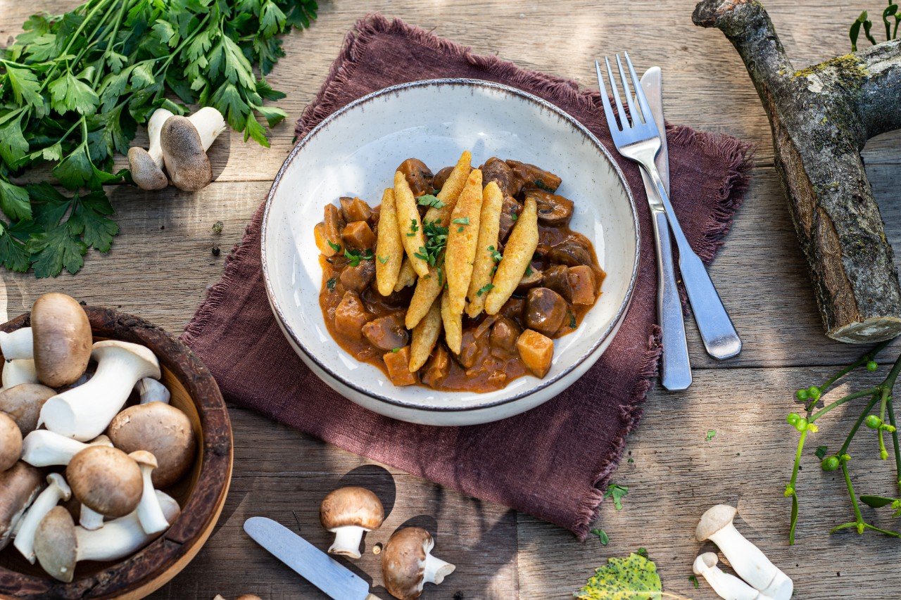 Schwammerlgulasch mit Schupfnudeln