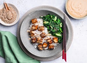 Knuspriger Tempeh mit Erdnuss-Sauce