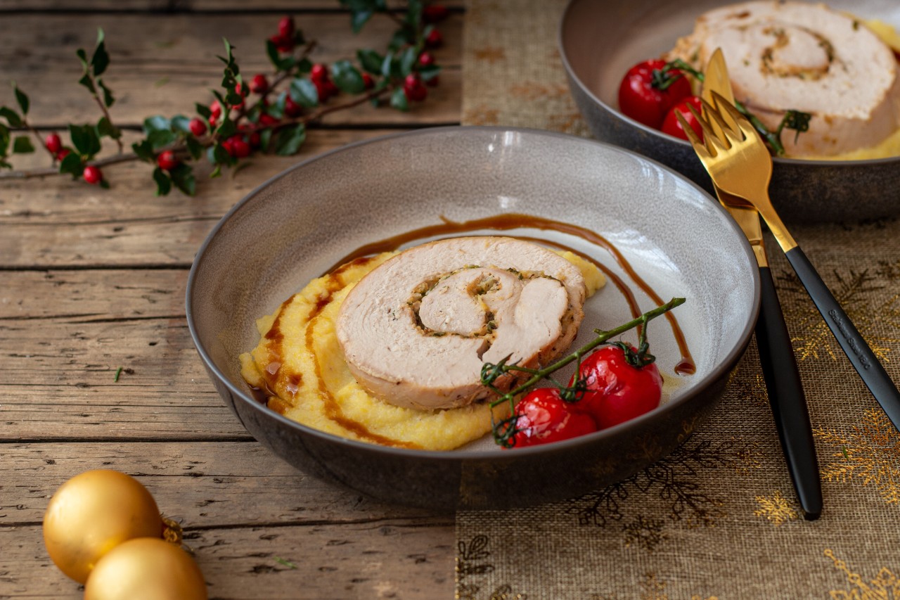 Gefüllte Putenbrust mit Cremepolenta und Schmortomaten