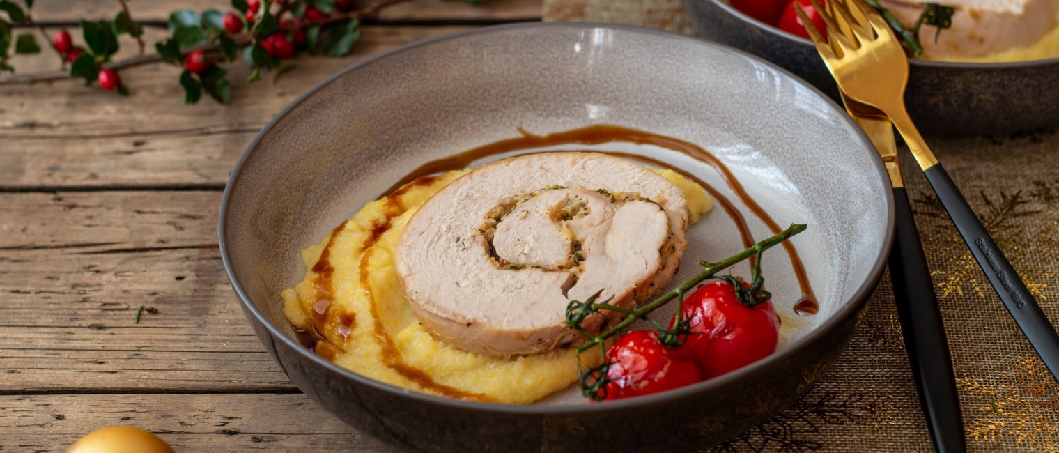 SPAR Mahlzeit Gefüllte Putenbrust mit Cremepolenta und Schmortomaten