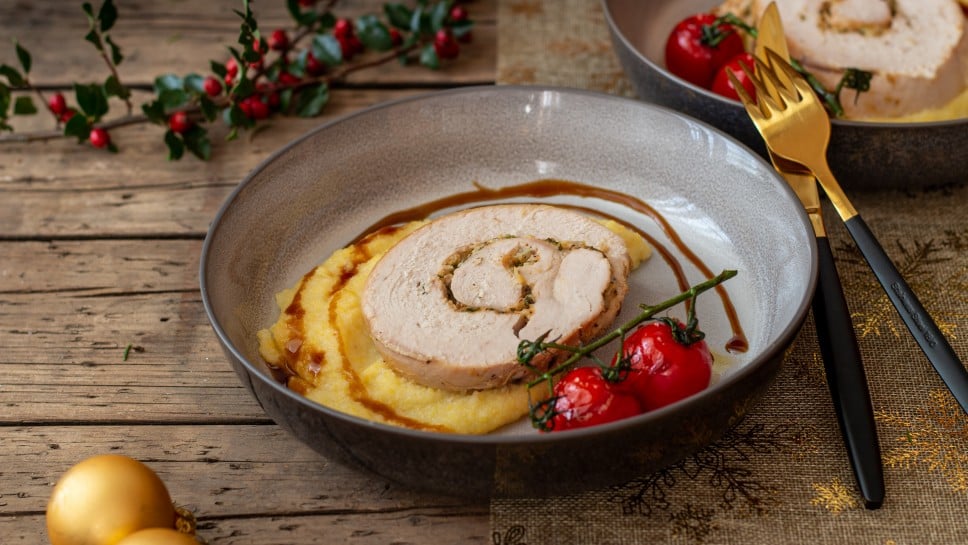 SPAR Mahlzeit Gefüllte Putenbrust mit Cremepolenta und Schmortomaten