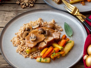 SPAR Mahlzeit Kalbsbraten in Champignon-Sauce mit Dinkelreis und glaciertem Wurzelgemüse