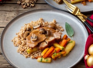 SPAR Mahlzeit Kalbsbraten in Champignon-Sauce mit Dinkelreis und glaciertem Wurzelgemüse