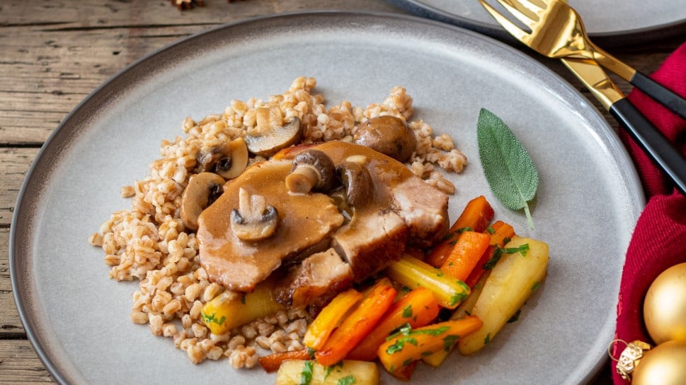 SPAR Mahlzeit Kalbsbraten in Champignon-Sauce mit Dinkelreis und glaciertem Wurzelgemüse