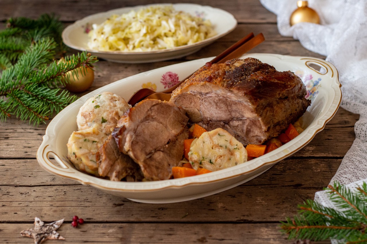 Schweinsbraten in Gemüse-Biersauce mit Semmelknödel und