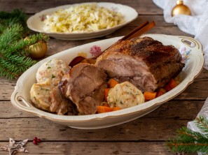 SPAR Mahlzeit Schweinsbraten in Gemüse-Biersauce mit Semmelknödel und Krautsalat