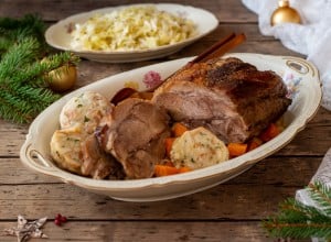 Schweinsbraten in Gemüse-Biersauce mit Semmelknödel und Krautsalat
