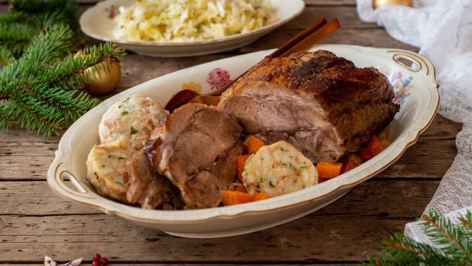 SPAR Mahlzeit Schweinsbraten in Gemüse-Biersauce mit Semmelknödel und Krautsalat