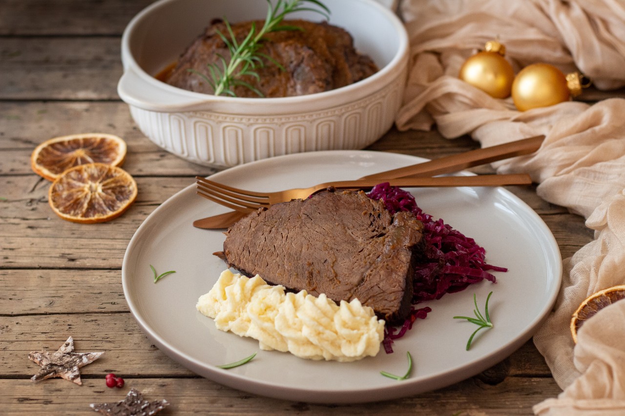 Rindsbraten mit Rotkraut und Selleriepüree