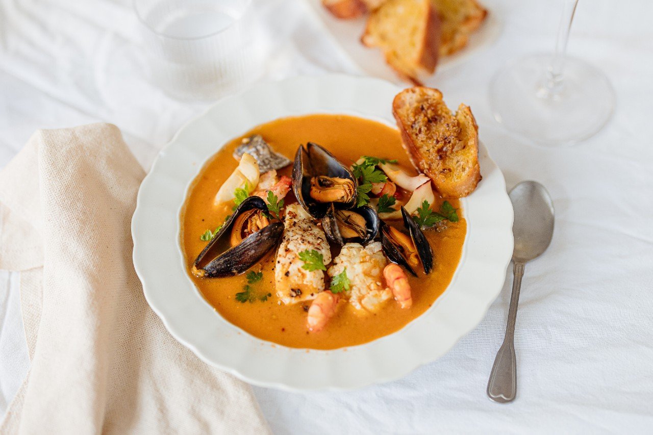 Bouillabaisse mit Knoblauchpesto-Crostini