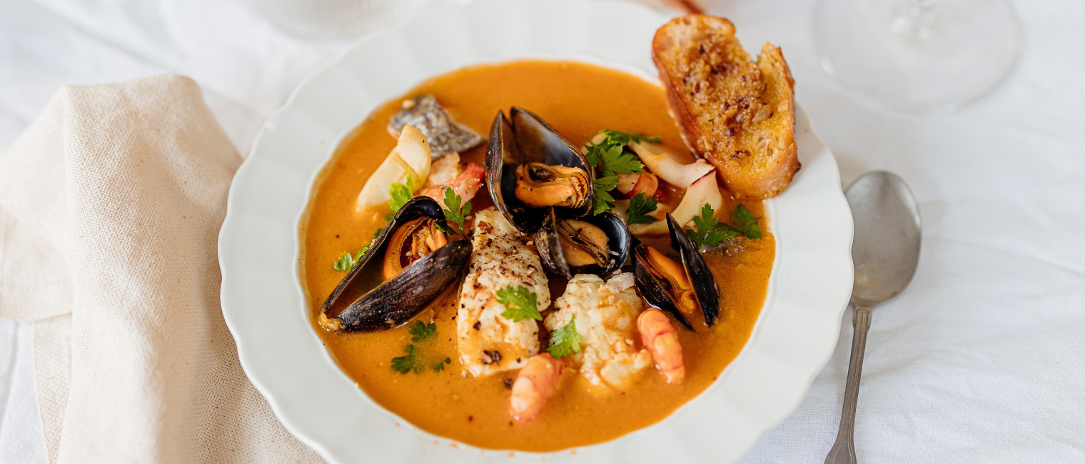 SPAR Mahlzeit Bouillabaisse mit Knoblauchpesto-Crostini