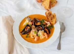 SPAR Mahlzeit Bouillabaisse mit Knoblauchpesto-Crostini