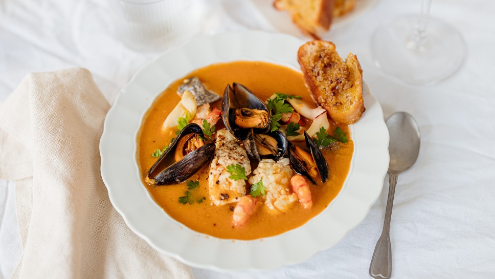 SPAR Mahlzeit Bouillabaisse mit Knoblauchpesto-Crostini